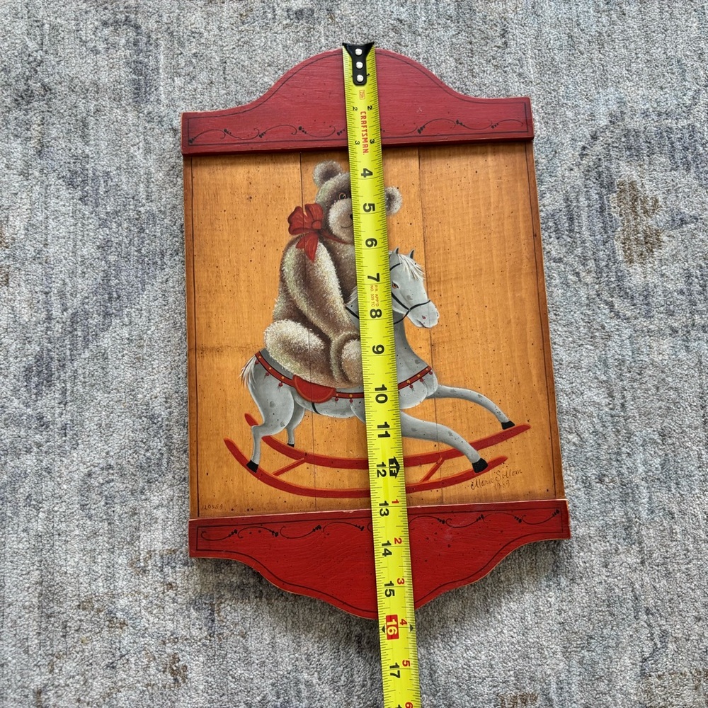 MARIE SOLLOM 1989 VINTAGE FOLK ART TEDDY BEAR ON ROCKING CHAIR ON WOOD ART ARTSY - Picture 5 of 7